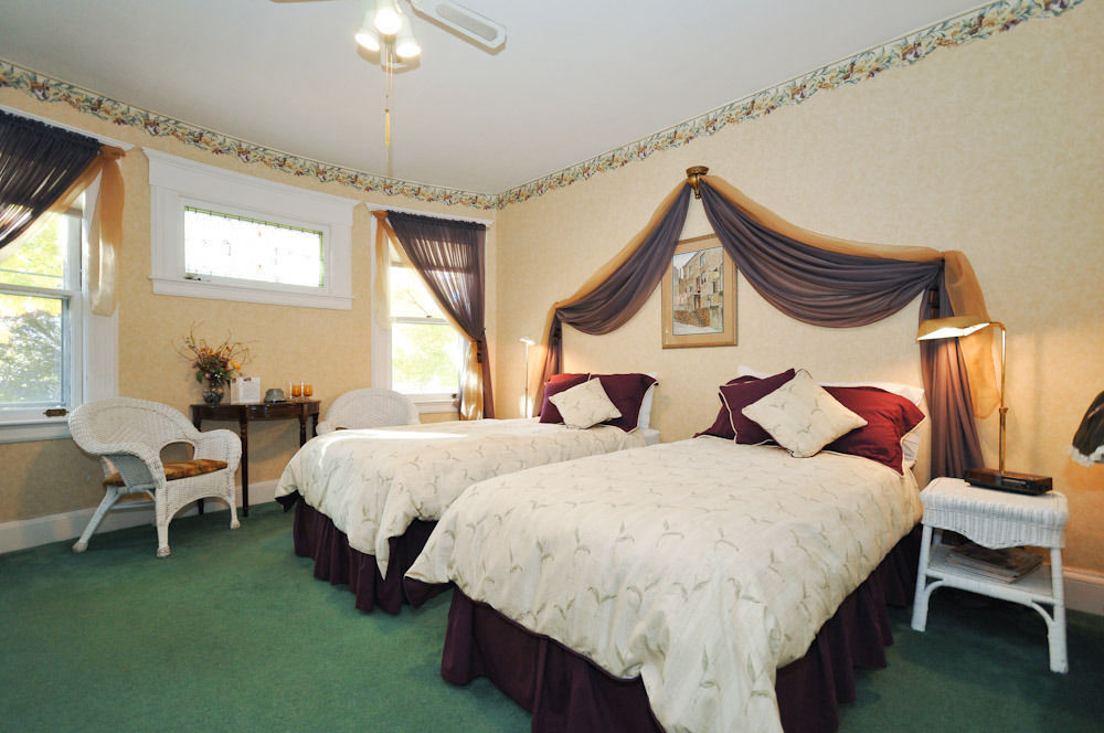 Sleepy Hollow B&B Gananoque Exterior photo